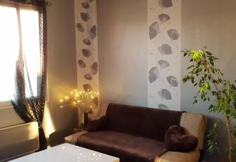 CHARMANTE MAISON EPERNAY MEME 6 PERSONNES has Balcony rooms