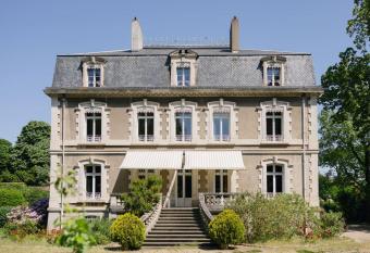 Les P  nates Mazamet allows 18 year olds to book a room