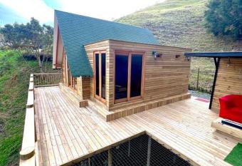 Quimera Ecolodge - Caba  a tipo Chalet. has rooms with a private hot tub