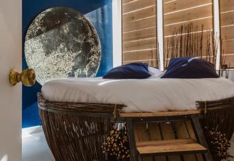 Surprenantes - L   le Myst  rieuse allows 18 year olds to book a room