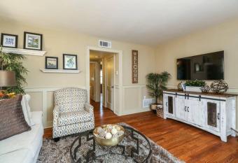 M-3E Great Plaza Location King Bed Free WIFI has Balcony rooms