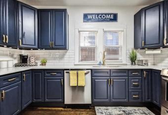 Newly Renovated Plaza Beauty-Three King Bedrooms allows 18 year olds to book a room