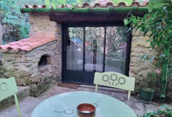 Les castagn  des allows 18 year olds to book a room