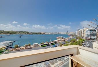 Seaview Apartment Top Location in Sliema allows 18 year olds to book a room