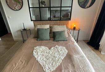 ROMANTIQUE ROOM has Balcony rooms