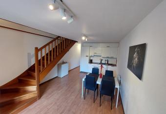 Calme, cosy, proche de tout, appartement 4   pieces has Balcony rooms