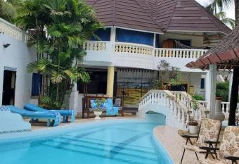 Lovely 3 Bed room Villa in Diani Beach with pool has Balcony rooms