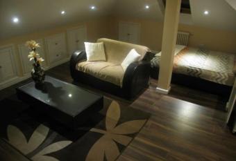 Modern Cosy Private Studio, WIFI, IP-TV, Must See allows 18 year olds to book a room