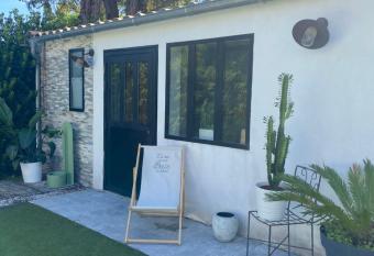 Adorable chambre vue sur piscine allows 18 year olds to book a room