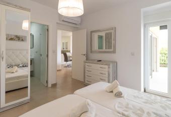 Modern 2 Bedroom Apartment 50m From The Beach has Balcony rooms