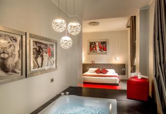 Montenapoleone Suites has rooms with a private hot tub