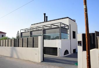 White and Black Aegina has Balcony rooms