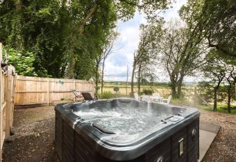 Hayloft at Bonnyside House has rooms with a private hot tub