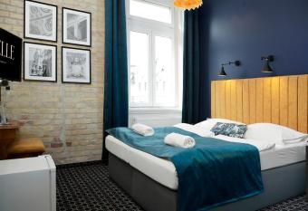 Giselle Vintage Doubles - Adults Only allows 18 year olds to book a room