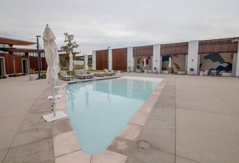 Lux new 2 bedroom condo 0.4 mile from Six Flags. has Balcony rooms