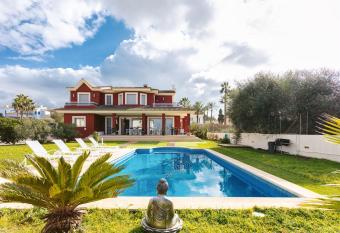 Red House Bed & breakfast allows 18 year olds to book a room