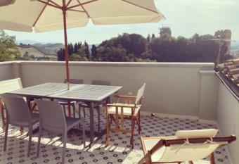 Castruccio 4 - casa con vista sulla via Francigena has Balcony rooms