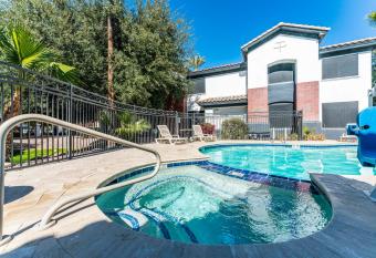 2bd Chandler Apartment has Balcony rooms