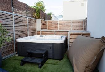 Penthouse view Garonne with Jacuzzi 100m2 has Balcony rooms