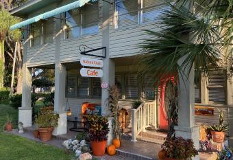 Nature Coast Inn & Cottages has Balcony rooms