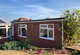 Delightful self-contained Annexe close to airport has Balcony rooms