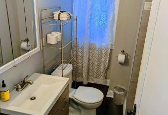 Beach Ave Short Term Rental has Balcony rooms