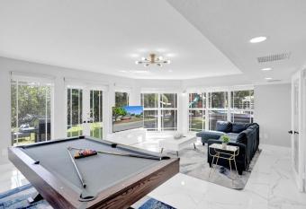 Amazing 7 Bedroom Game Room Jacuzzi Walk To Beach has Balcony rooms