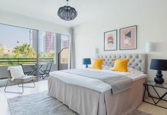 Sanders Gardens has Balcony rooms