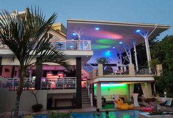 Swiss Villas Panoramic - SHA Certified has rooms with a private hot tub