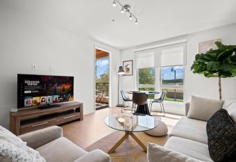 Lovely 2bed Apt with free parking, near SNA allows 18 year olds to book a room