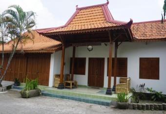 Limasan Wongso by We Stay allows 18 year olds to book a room