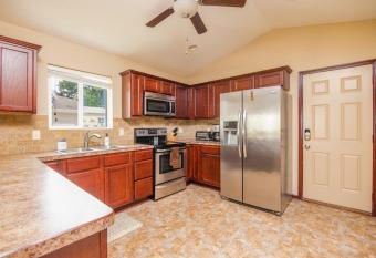 Huge 5 Bedroom Home with Deck & Garage has Balcony rooms