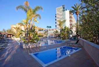 Bah  a de Alcudia Hotel & Spa allows 18 year olds to book a room