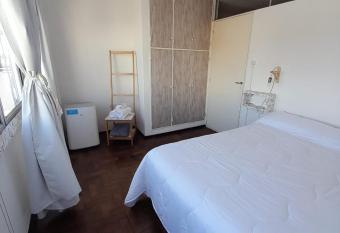 C  lido depto frente al Patio Olmos allows 18 year olds to book a room