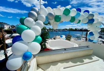 Oceanfront 3-decks Condo @ Yacht has Balcony rooms