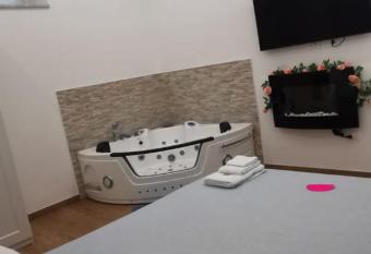 Vient  e mar suite has rooms with a private hot tub