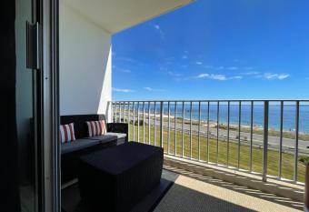 LES PIEDS DANS L EAU-R  s Les 3 Iles allows 18 year olds to book a room