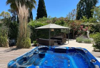 06V - Belle villa 4 chambres - jacuzzi privatif - piscine has rooms with a private hot tub