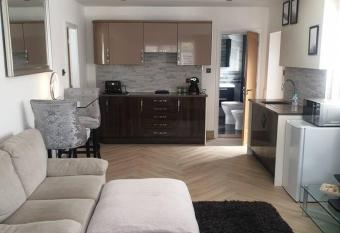 Lovely studio annex in Lilliput has Balcony rooms