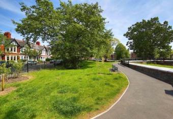 4 bedroom House nr Cardiff City Centre has Balcony rooms