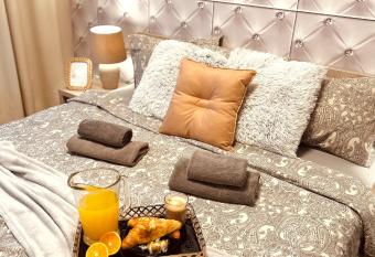 Downtown Apartments Sinatra air-conditioned allows 18 year olds to book a room