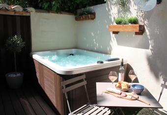 LA PETITE MAISON DE MAUSSANE *** allows 18 year olds to book a room