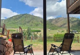 Private 3-bed house in the mountains (AC/laundry) allows 18 year olds to book a room