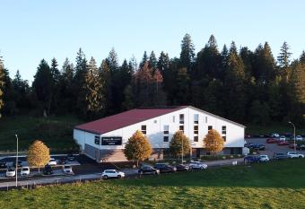 Auberge de Jeunesse Saignel  gier allows 18 year olds to book a room