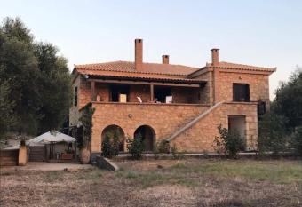 Olive Cottage has Balcony rooms