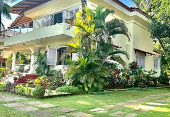 Villa 17 Luisa by the Sea allows 18 year olds to book a room