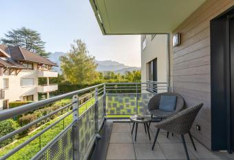 Grand studio bord du lac has Balcony rooms