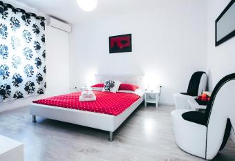 Fifi apartment w. parking in old town allows 18 year olds to book a room