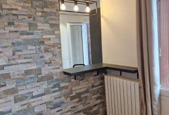 Appartement spacieux r  nov   - 11 min de Paris has Balcony rooms