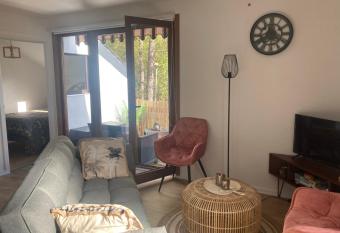 Le cottage de Christine has Balcony rooms